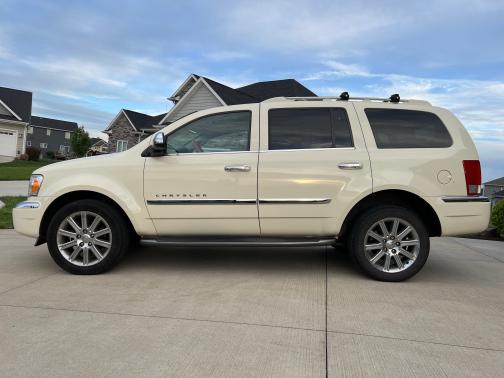 Photo 3 of 18 of 2007 Chrysler Aspen Limited